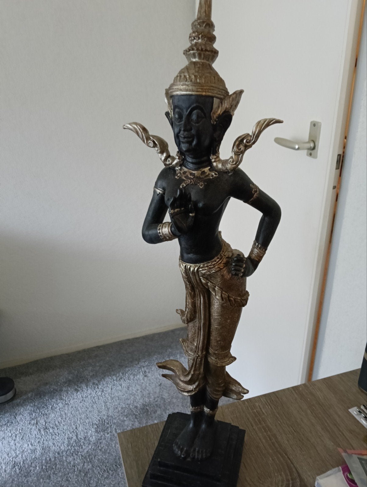 Decoratief Thais Beeld - Zwart met Goudkleurige Details, Antiek en Kunst, Beeld, Composieten, Vrouw, Overige stijlen