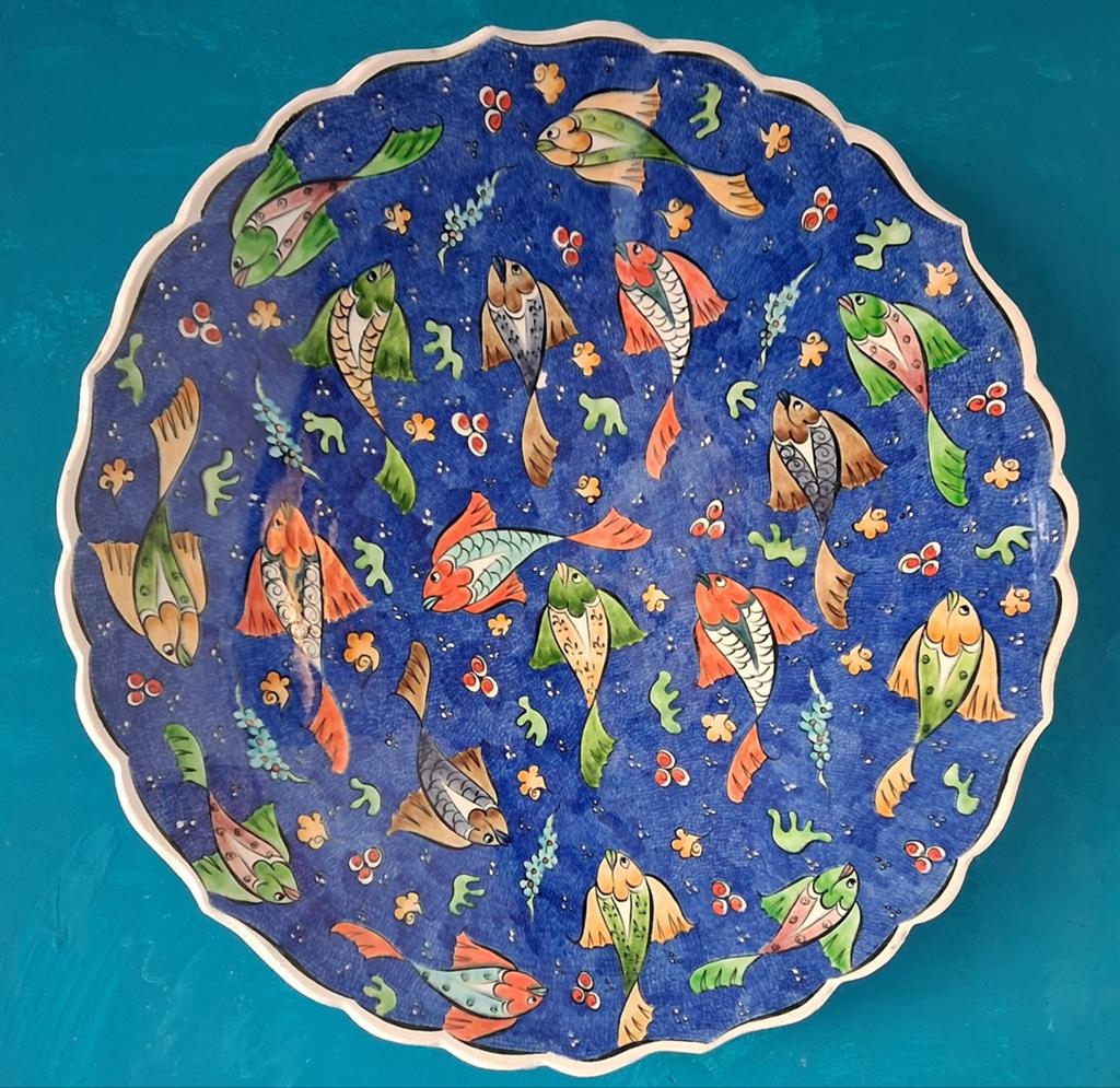 Wandbord.  Mavi Deniz Pisi. Turkije. Gesigneerd.  43 cm., Ophalen