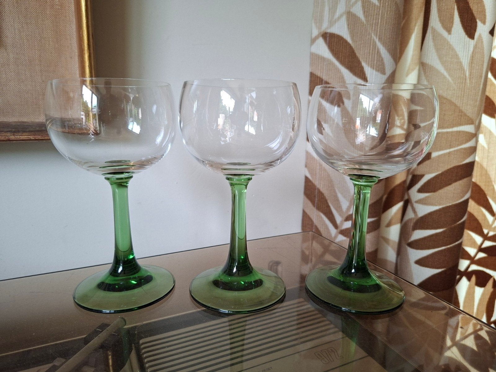3 vintage wijnglazen met groene voet, Verzamelen, Glas en Borrelglaasjes, Overige typen, Ophalen of Verzenden, Zo goed als nieuw
