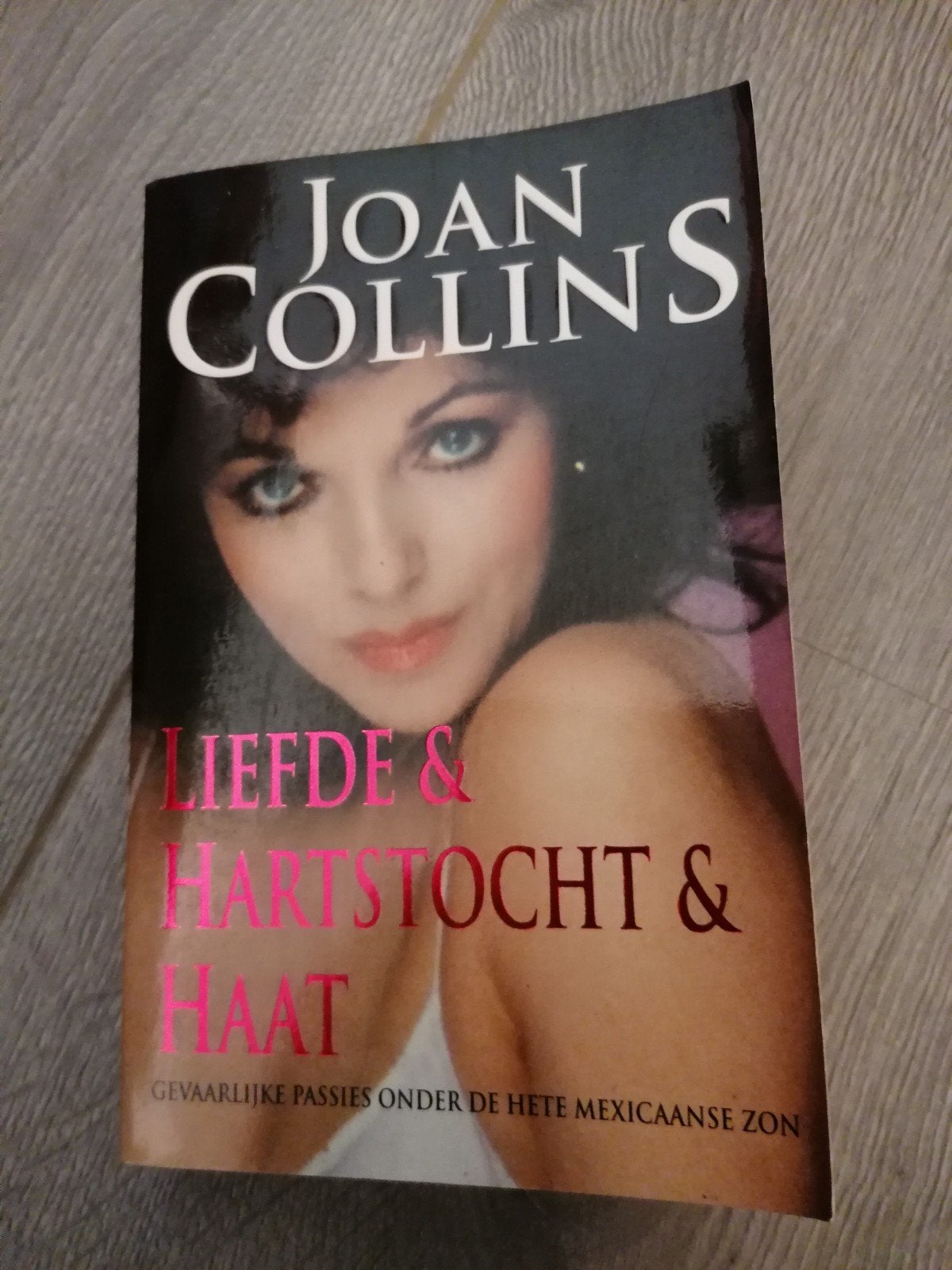 Liefde & Hartstocht & Haat - Joan Collins (Paperback), Ophalen of Verzenden, Gelezen, Joan Collins, Nederland