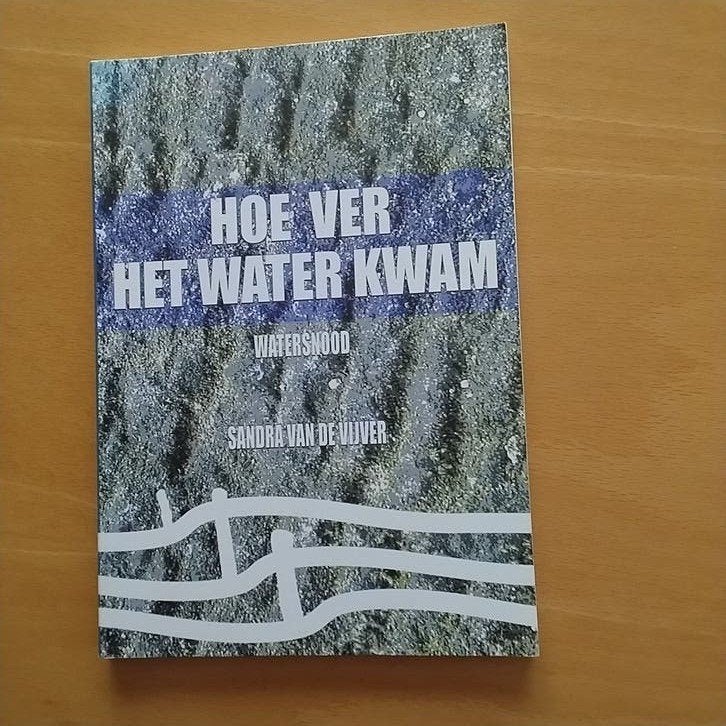 Hoe ver het water kwam.   Watersnood, 20e eeuw of later, Sandra v d Vijver, Ophalen of Verzenden, Zo goed als nieuw