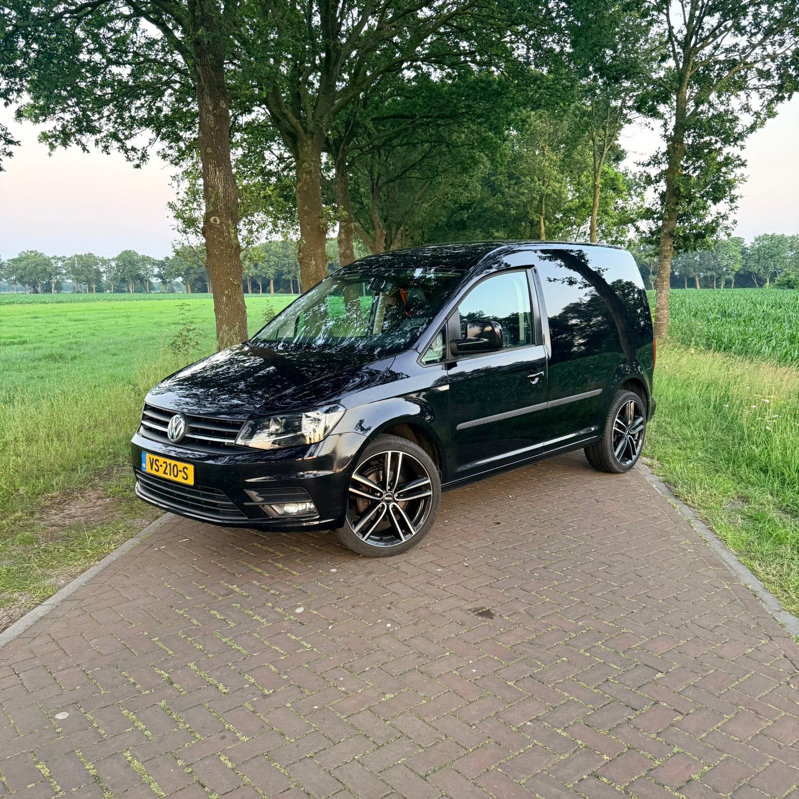 Volkswagen Caddy 2.0 MARGE NAVI LEER CRUISE AIRCO 19 INCH, Voorwielaandrijving, 4 cilinders, Volkswagen, Zwart