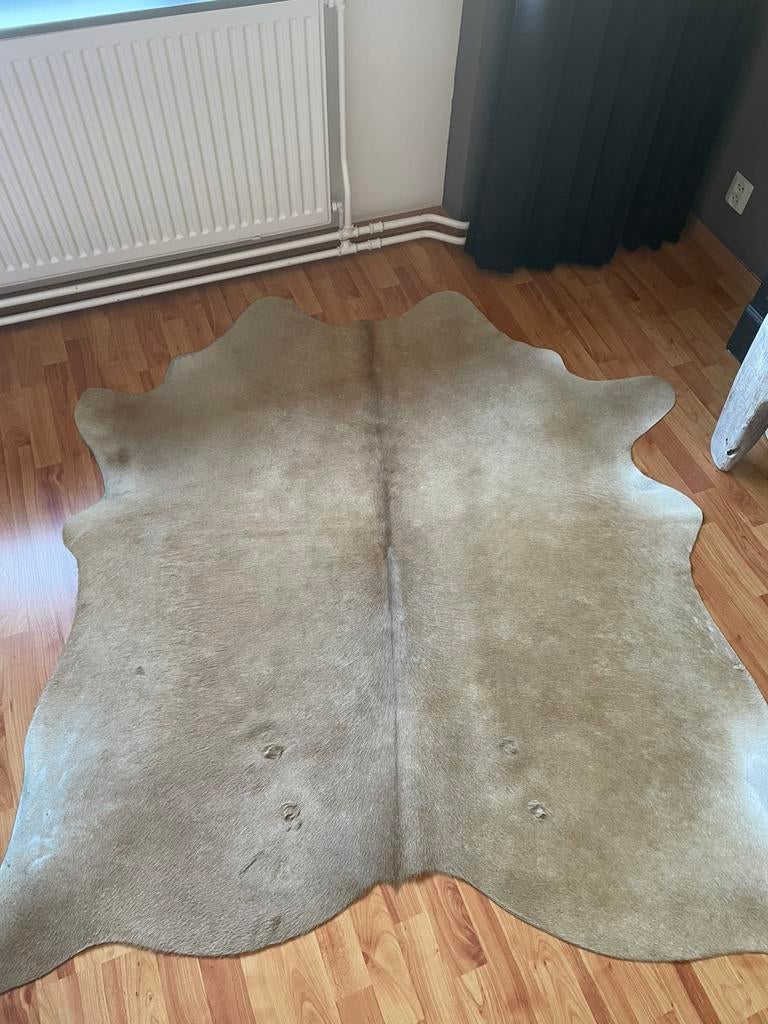Koeienvacht vloerkleed, Huis en Inrichting, Stoffering | Tapijten en Kleden, Beige, Ophalen of Verzenden, Zo goed als nieuw, Overige vormen