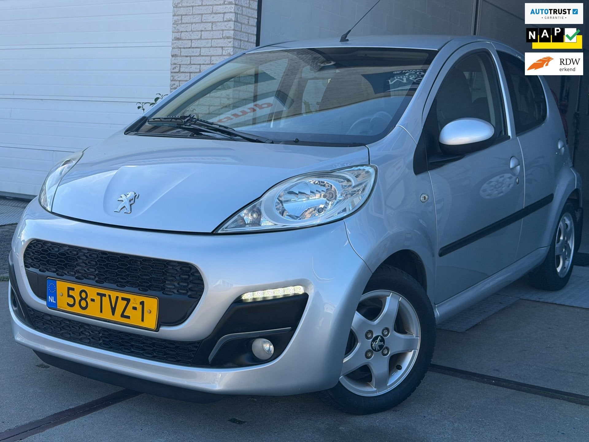 Peugeot 107 1.0 Active/ AUTOMAAT/ nap/ 2e EIG/ dealeronderho, Auto's, Gebruikt, 4 stoelen, Alcantara, 68 pk
