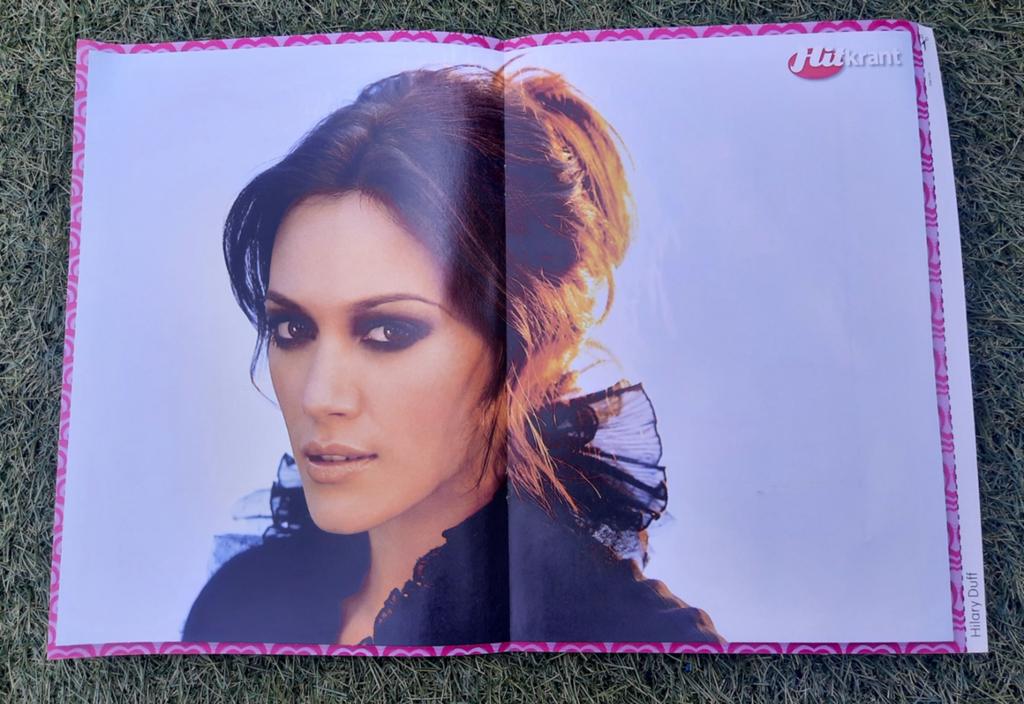 Poster 2x A4 Hitkrant 2009 Hilary Duff / Lucien van Geffen, Ophalen of Verzenden, Gebruikt, A1 t/m A3, Muziek