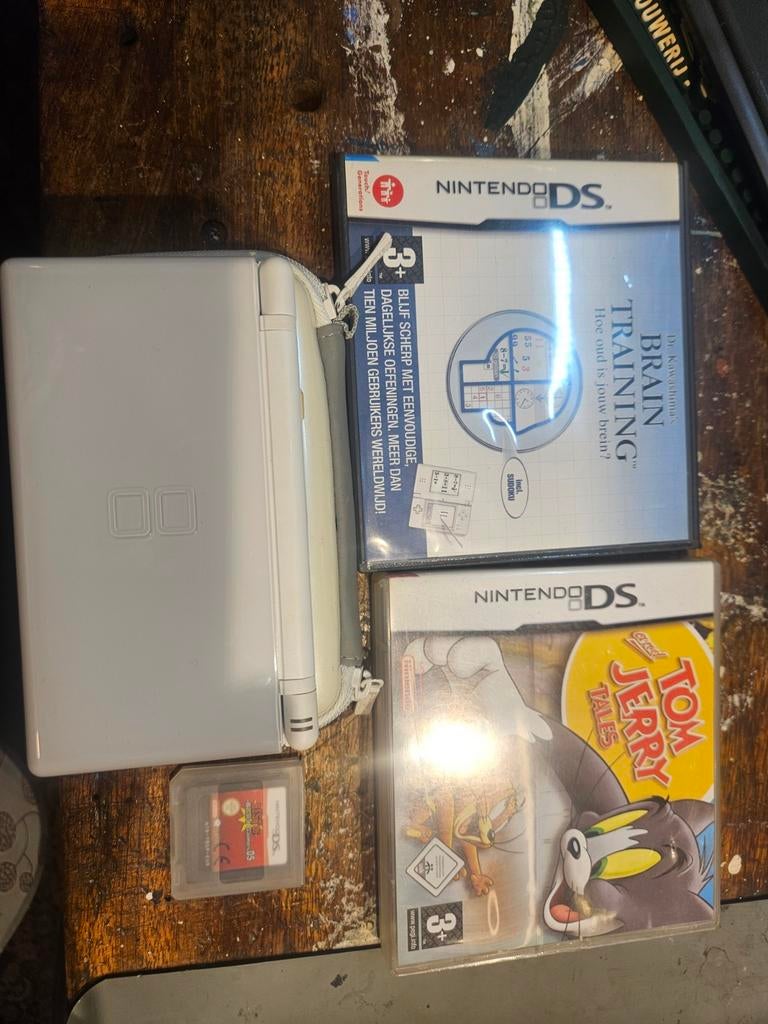 Nintendo DS Lite wit met games en hoesje, Spelcomputers en Games, Gebruikt, Wit, Ophalen of Verzenden, Met beschermhoes of tas