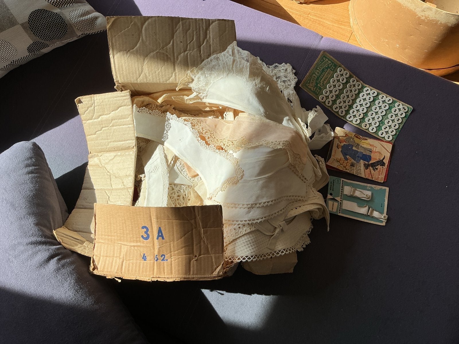 Vintage Naaibox met Kant, Knopen en Overige Naaibenodigdhede, Ophalen of Verzenden, Gebruikt, Kant