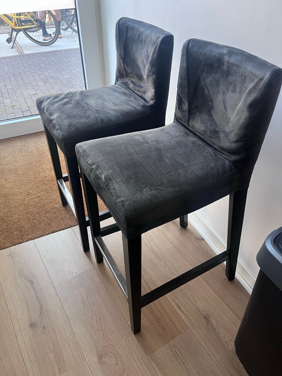 Set van 2 donkergrijze barstoelen met rugleuning, Huis en Inrichting, Barkrukken, Ophalen, Gebruikt, Met voetsteun, 90 cm of meer