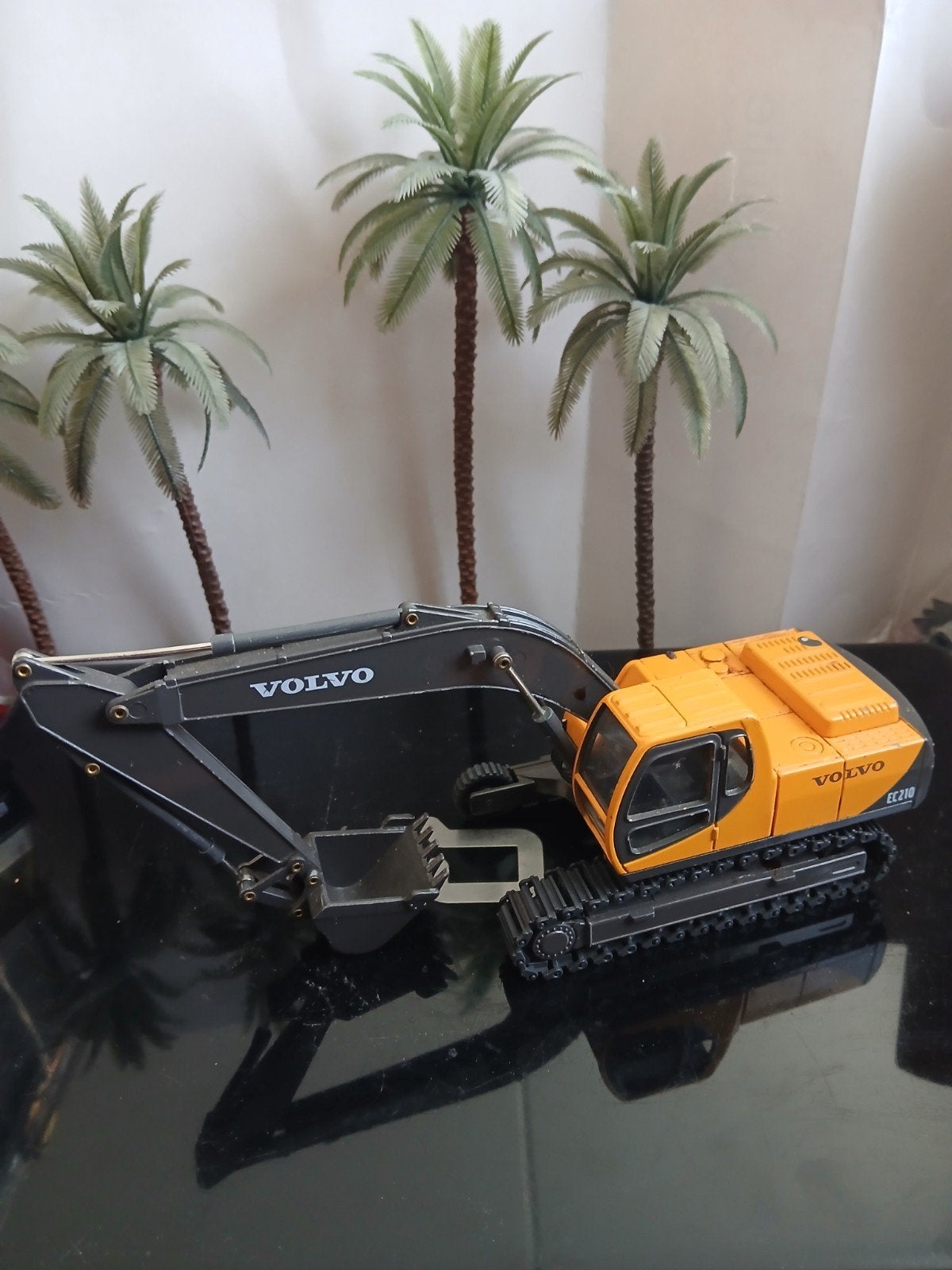 Volvo EC 210 graafmachine.  Korea 1:40, mist 1 rupsband, Ophalen of Verzenden, Gebruikt