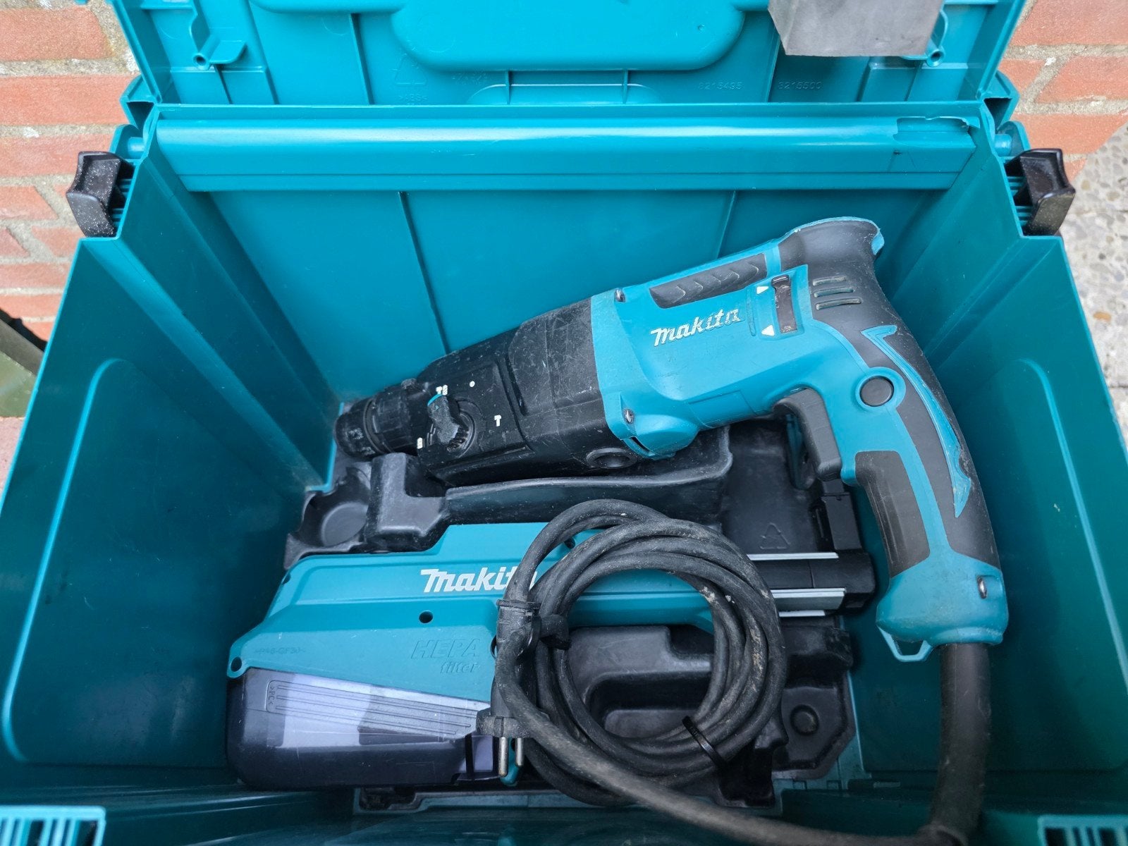 Makita HR2650J Boorhamer met HEPA-filter en koffer, Boor- en/of Breekhamer, Ophalen of Verzenden, Klopboormechanisme, Gebruikt