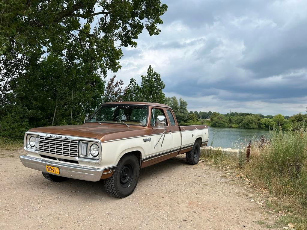 Dodge D200 Club Cab 1978 – 440 Big Block | LPG & Benzine, Automaat, Achterwielaandrijving, Bruin, Leder