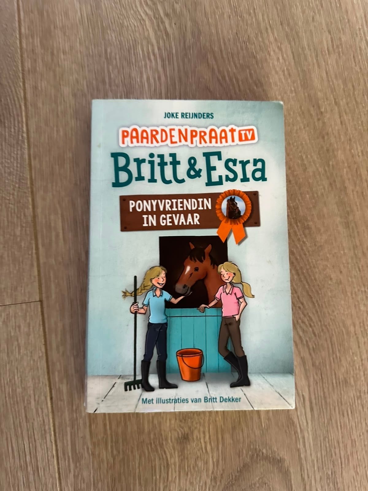 Britt & Esra kinderboeken - Paardenpraat TV (3 delen), Ophalen of Verzenden, Gelezen, Fictie