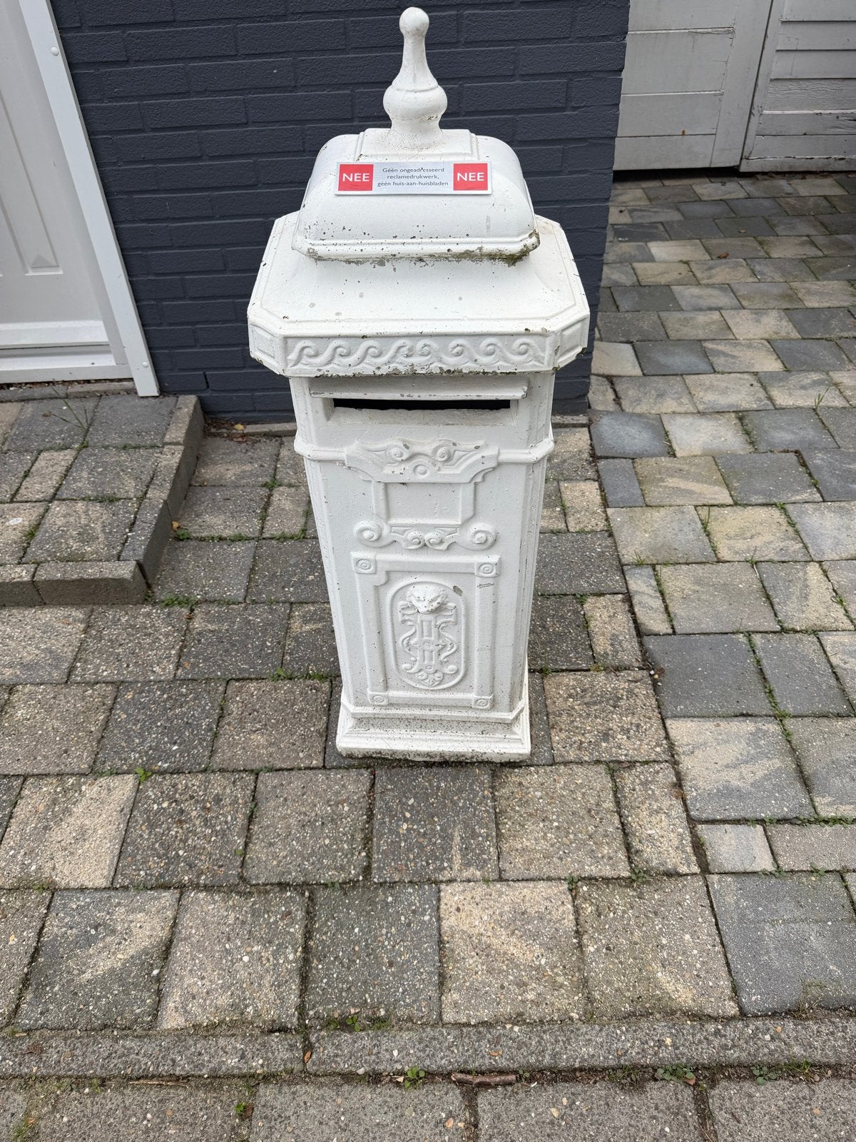Decoratieve staande brievenbus - Wit, Tuin en Terras, Ophalen, Gebruikt, Overige materialen, Staande brievenbus