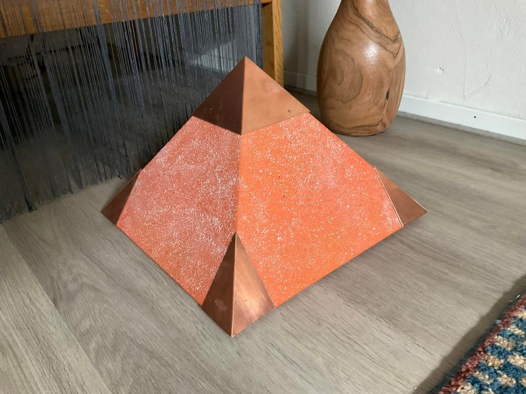 Mooie aardkleurige pyramide + rood koper lees of yoga ruimte, Ophalen of Verzenden, Zo goed als nieuw, Meditatie of Yoga, Instructieboek