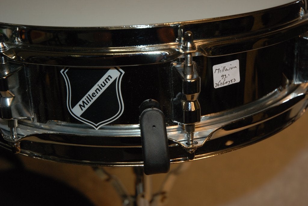 Millenium Metalen snaredrum met standaard en hoes en demppad, Gebruikt, ., Drums of Percussie, Millenium
