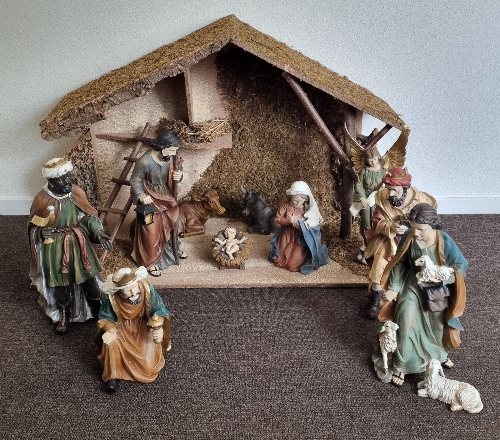 Kerststal met 10 - delige levensechte beeldengroep, Diversen, Ophalen