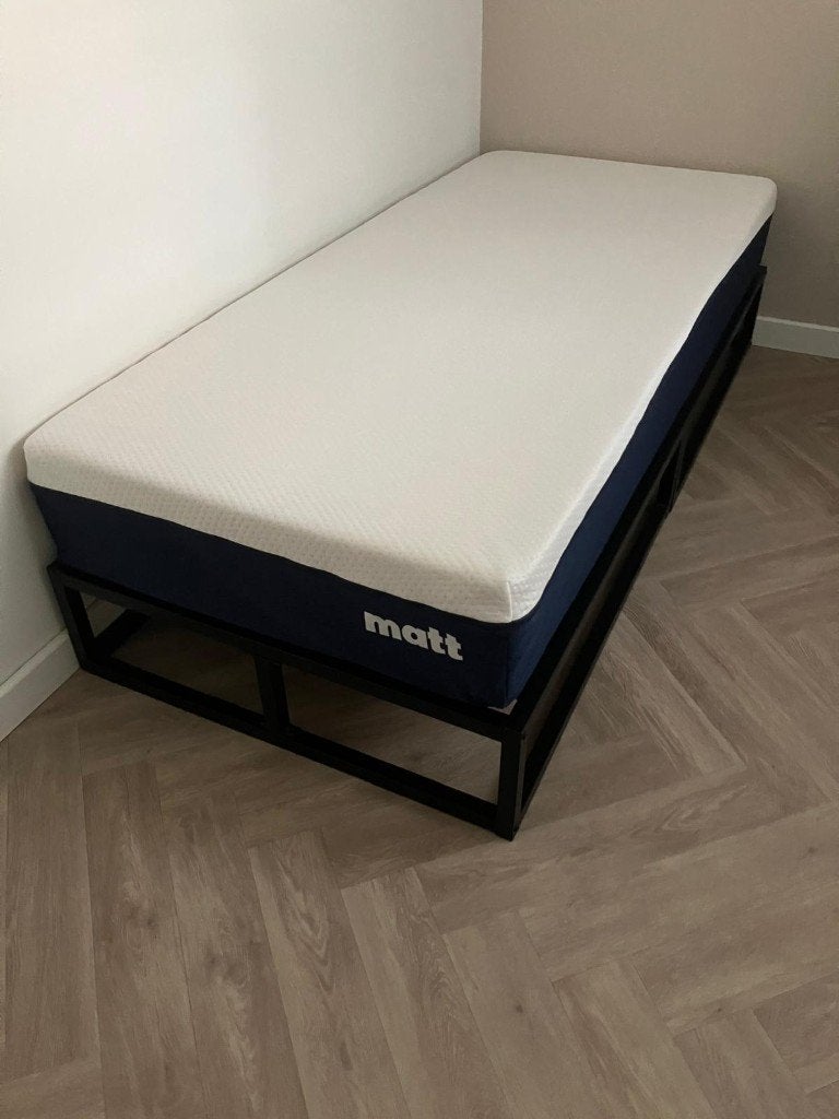 Eenpersoonsbed (90 x 200) incl. lattenbodem en matras (Matt), Ophalen, Gebruikt, 90 cm, Eenpersoons