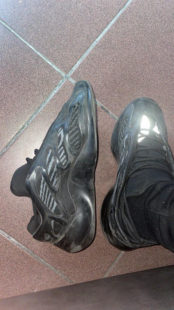 Yeezy 700v3, Kinderen en Baby's, Ophalen of Verzenden, Zo goed als nieuw, Jongen of Meisje