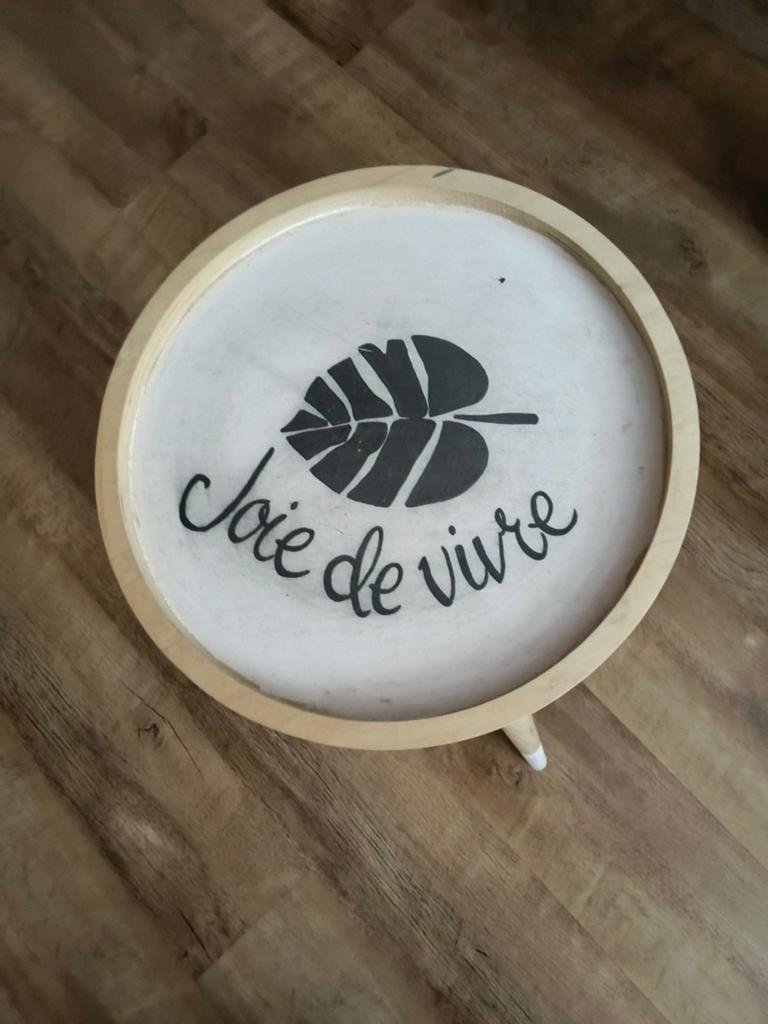 Nieuwe ronde bijzettafel met 'Joie de vivre' opdruk, Minder dan 45 cm, Minder dan 55 cm, Modern, Scandinavisch, Rond