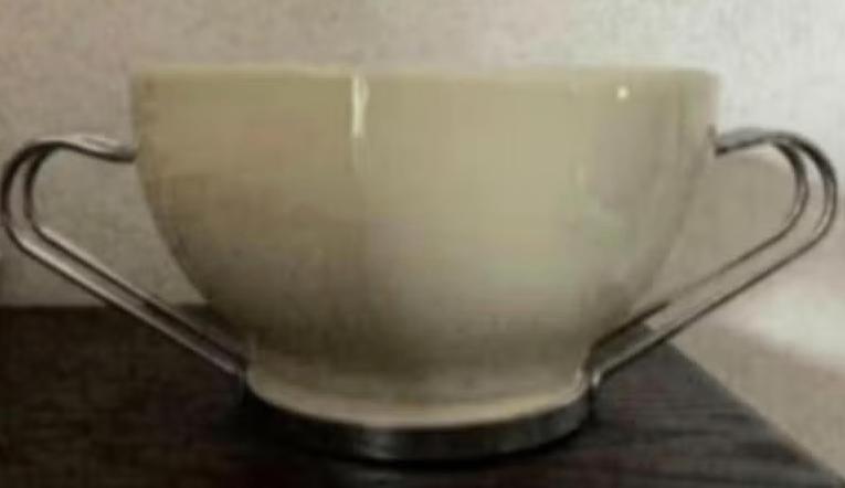 2 geel - beige soepkommen; met zonder handgrepen; 12 cm, Keramiek, Ophalen of Verzenden, Zo goed als nieuw, Kom(men)