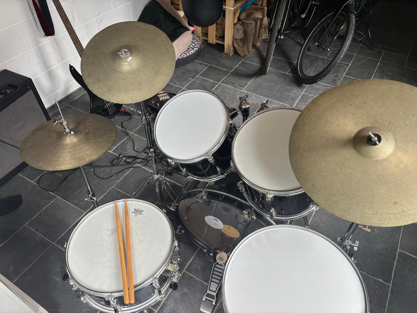Foto 6 van Compleet drumstel met bekkens en stokken