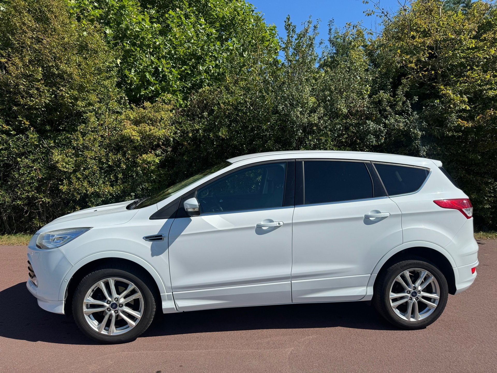 Ford Kuga 1.5 Titanium ST-Line|Dis=V.V|Luxe uitv.|Trekh.|, Auto's, Euro 6, 4 cilinders, Leder en Stof, Wit