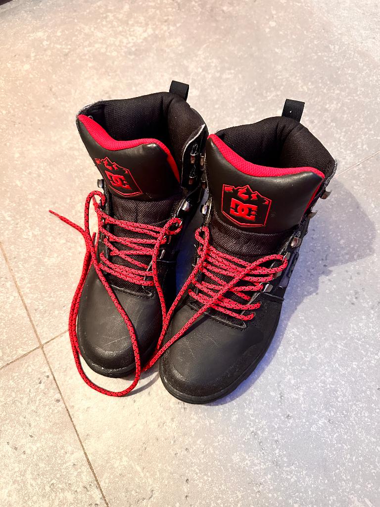 DC schoenen / stevige boots zwart-rood maat 42,5 voor mannen, Ophalen, Zwart, Boots, Gedragen
