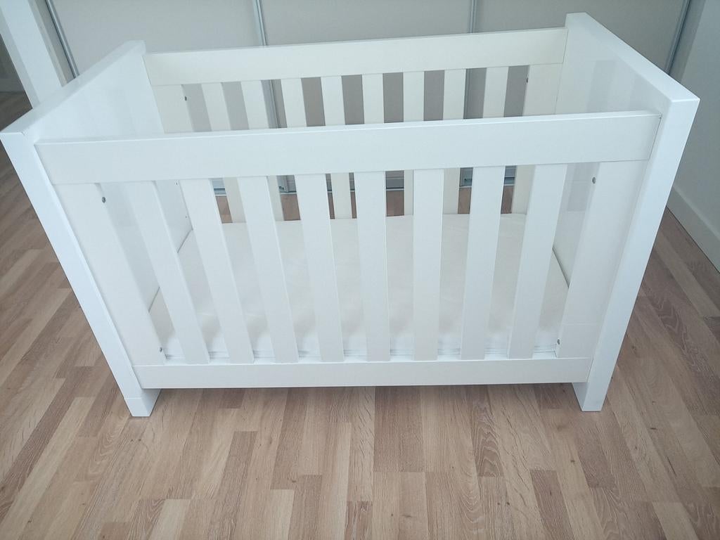 Ledikant  TWF wit 120x60, Ophalen, Zo goed als nieuw, Minder dan 140 cm, Matras