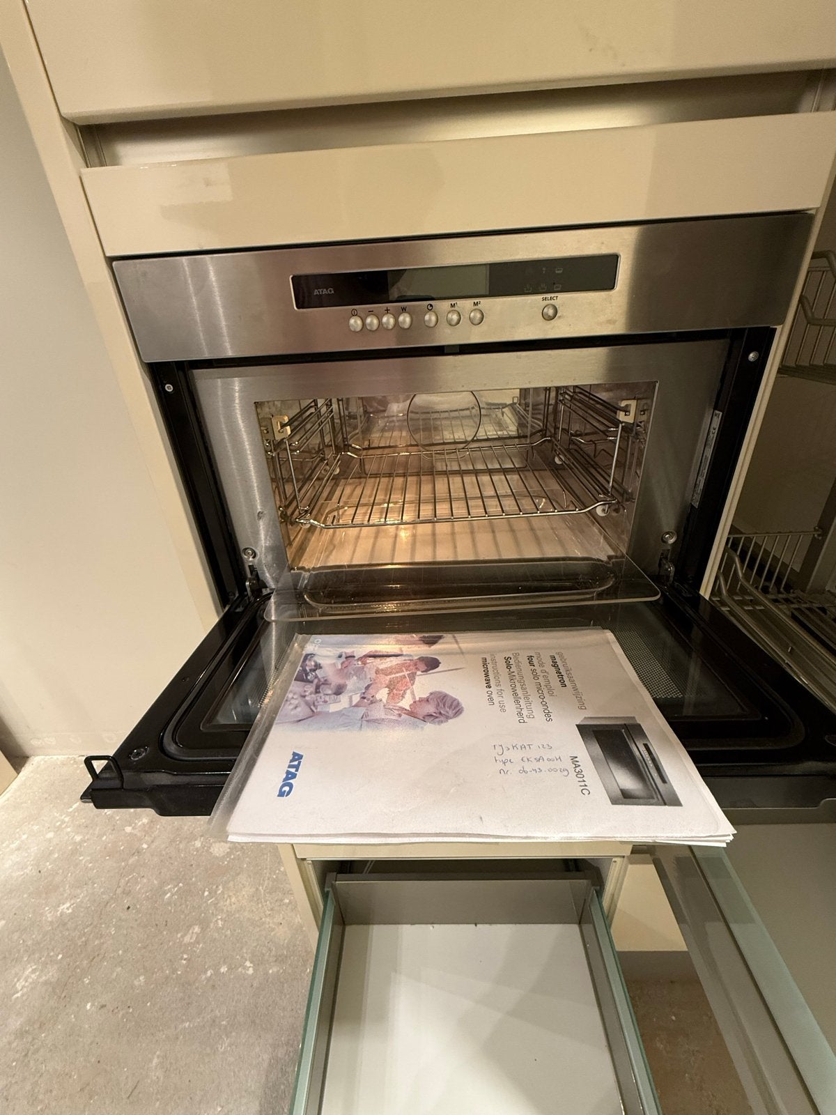 Foto 8 van Luxe Keuken met Atag Apparatuur en granieten blad