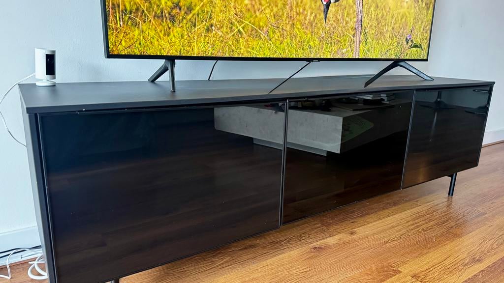 Ikea Rannas TV-meubel met glazen deuren, zo goed als nieuw, Ophalen, 150 tot 200 cm, Minder dan 100 cm, 25 tot 50 cm