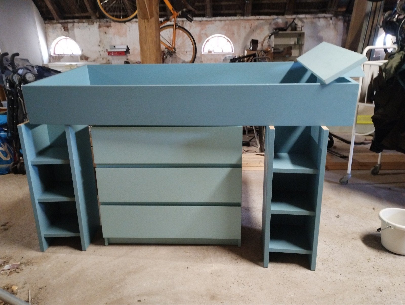 Kleuterbed met MALM ladenkast, open kastjes en boekenplank, Ophalen, Gebruikt, Jongetje of Meisje
