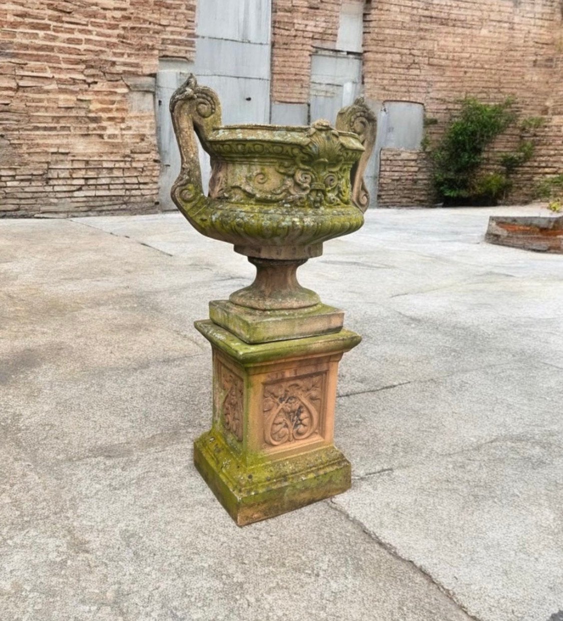 Foto 5 van Per Sempre, Rijk gedecoreerde monumentale tuinvaas,sokkel