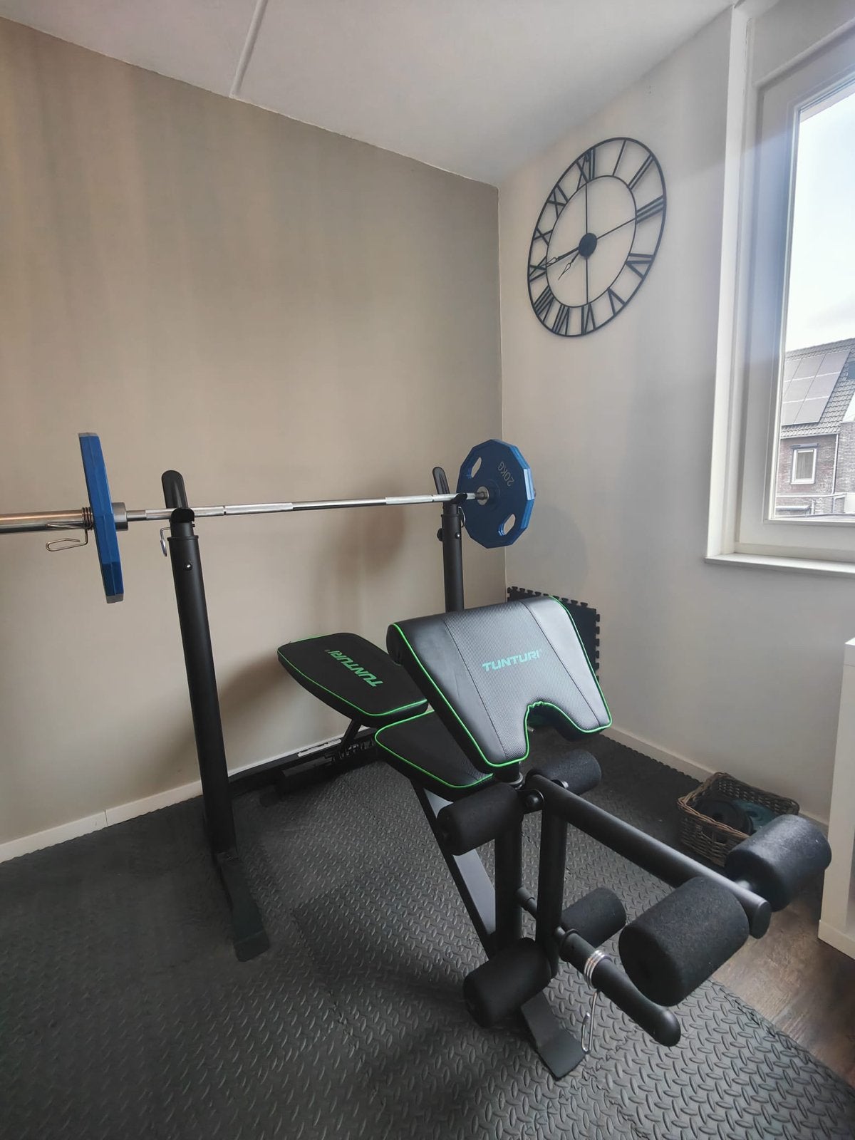 Tunturi WB50 Halterbank/Squatrek met Halterschijven en Stang, Ophalen, Zo goed als nieuw, Armen, Fitnessbank