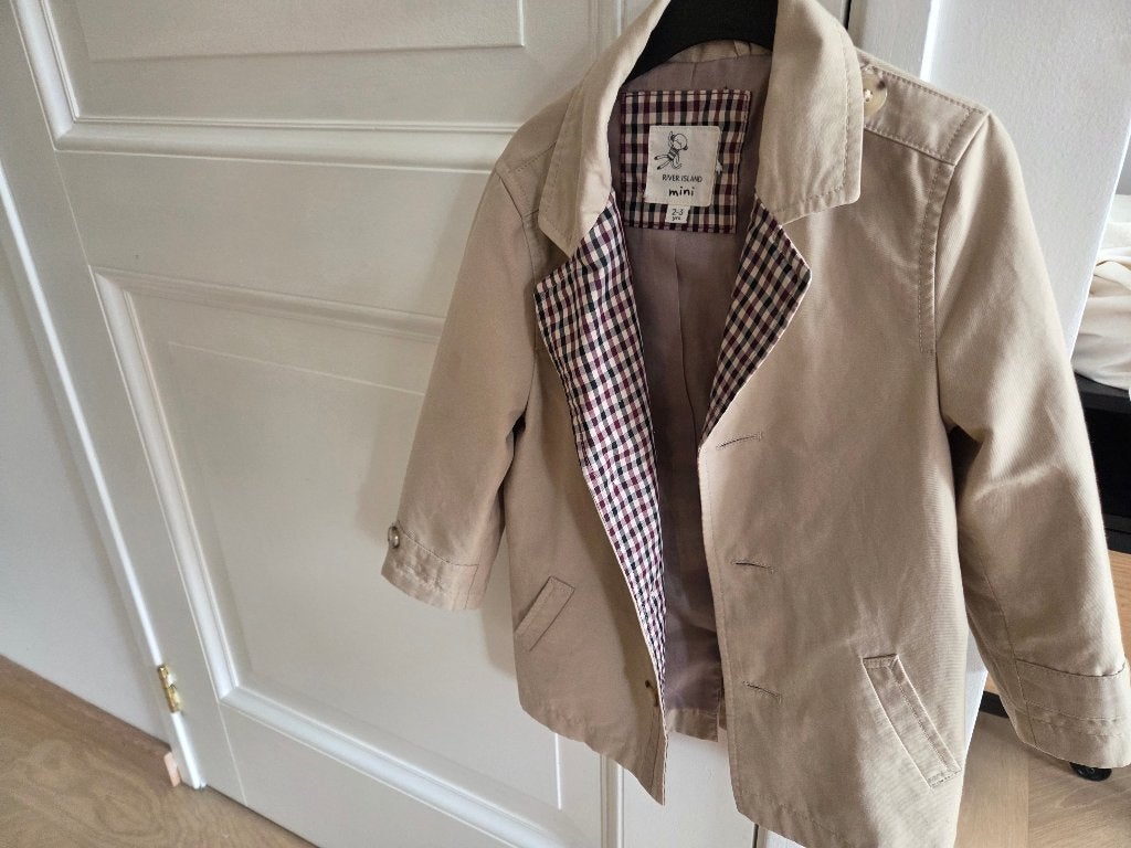 Leuke beige kinderjas met ruitjesvoering, Ophalen, Jongen of Meisje, Zo goed als nieuw, River Island Mini