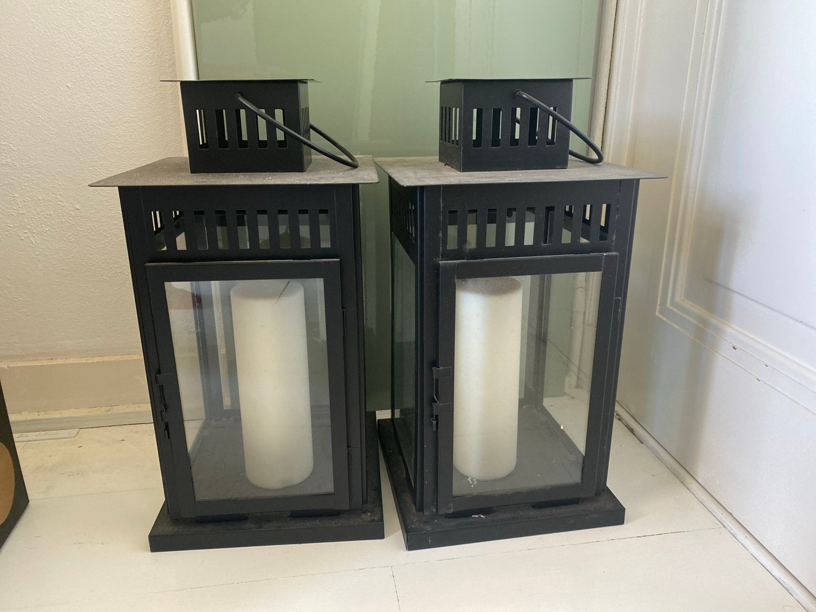 Set van 2 zwarte metalen lantaarns met kaarsen, Huis en Inrichting, Ophalen, Gebruikt, Lantaarn, Zwart