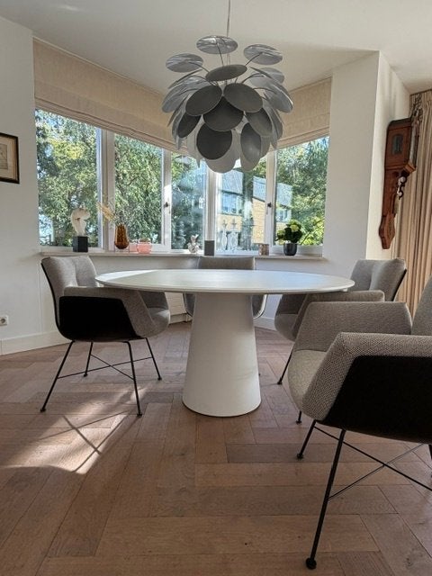 Foto 5 van Design Eetkamertafel COR Conic / Alvo stoelen en hanglamp
