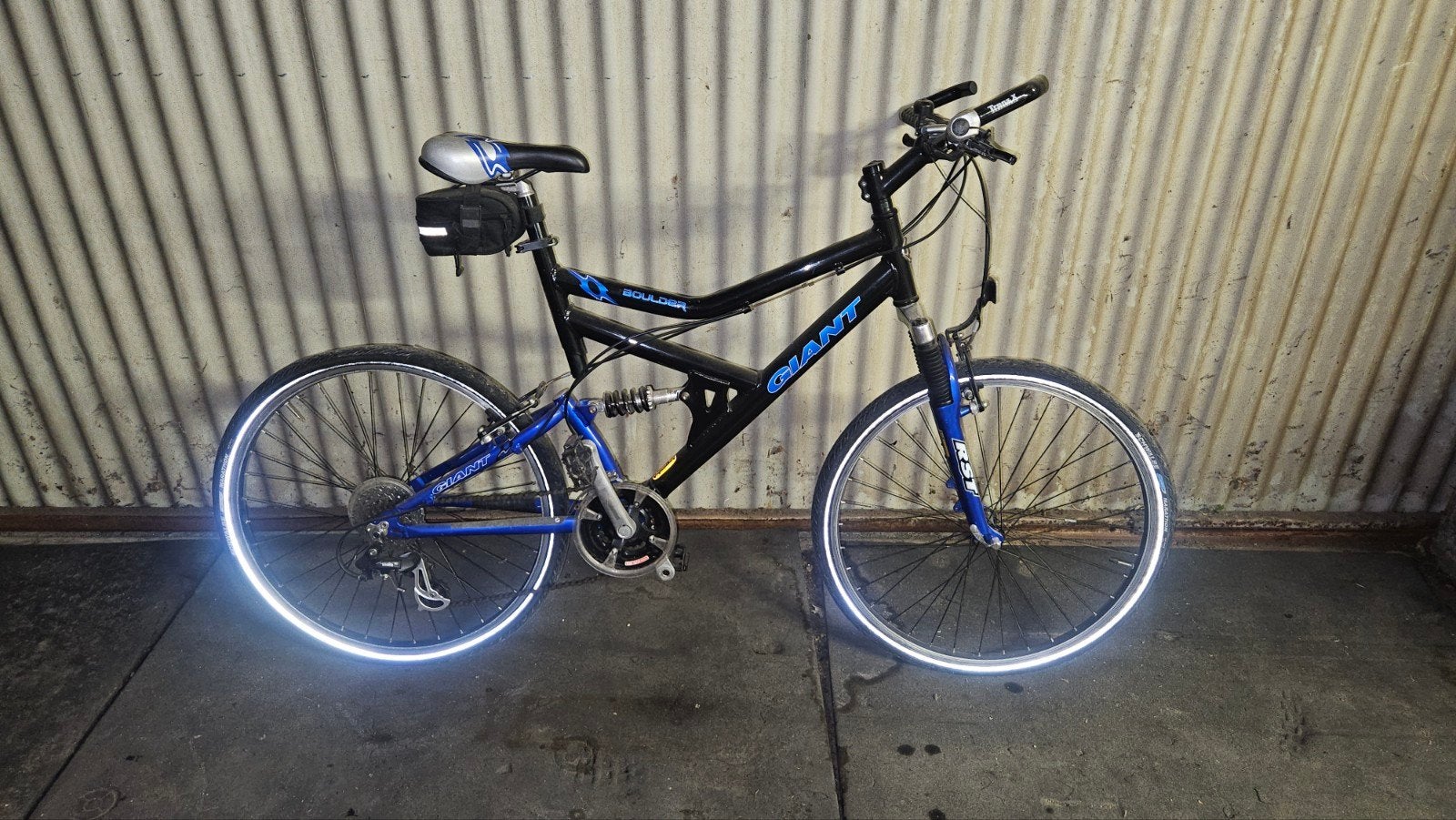 giant mountain bike boulder fiets zwart met blauw, Fietsen en Brommers, Ophalen, 24 inch of meer, Gebruikt, Velgrem