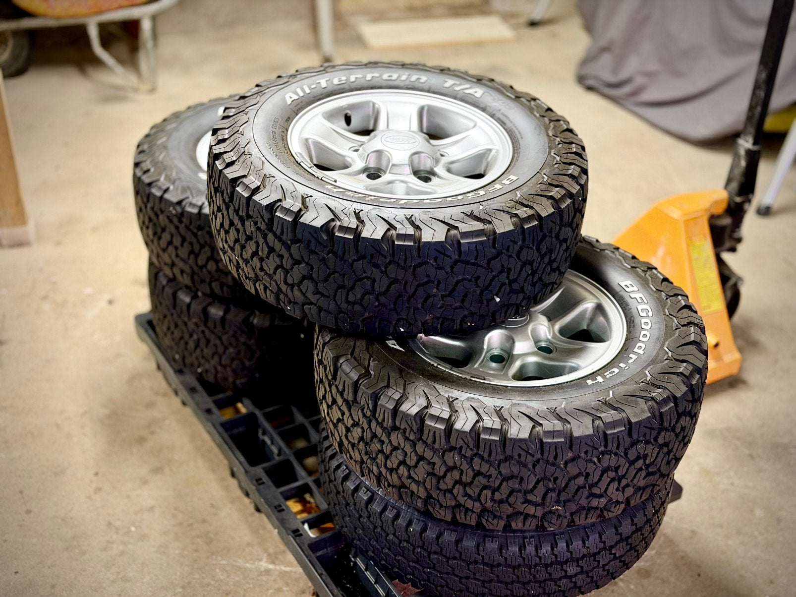 Land Rover Defender 5x Alu Velgen + BFGoodrich All-Terrain, Auto-onderdelen, Banden en Velgen, Ophalen, All Season, Velg(en)