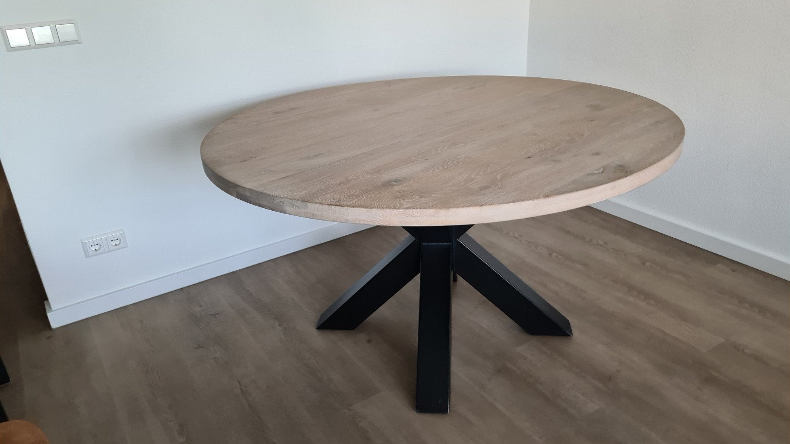Ronde eettafel massief eiken whitewash met spinpoot, Ophalen, Rond, Zo goed als nieuw, Vijf personen of meer