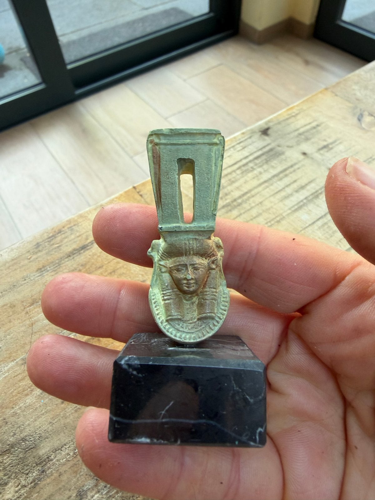 Louvre replica Hathor Amulet op marmeren sokkel, Minder dan 20 cm, Ophalen of Verzenden, Op sokkel, Beeld