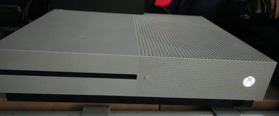 Xbox One S 500GB + Controller + 3

Games, Spelcomputers en Games, Spelcomputers | Xbox One, Xbox One S, Ophalen of Verzenden, Met 1 controller