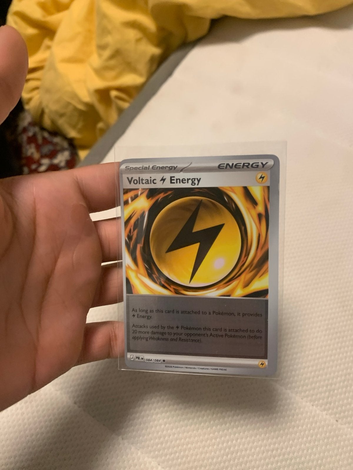 Pokémon TCG Voltaiс Energy Kaart - Special Energy miscut, Ophalen of Verzenden, Zo goed als nieuw, Losse kaart