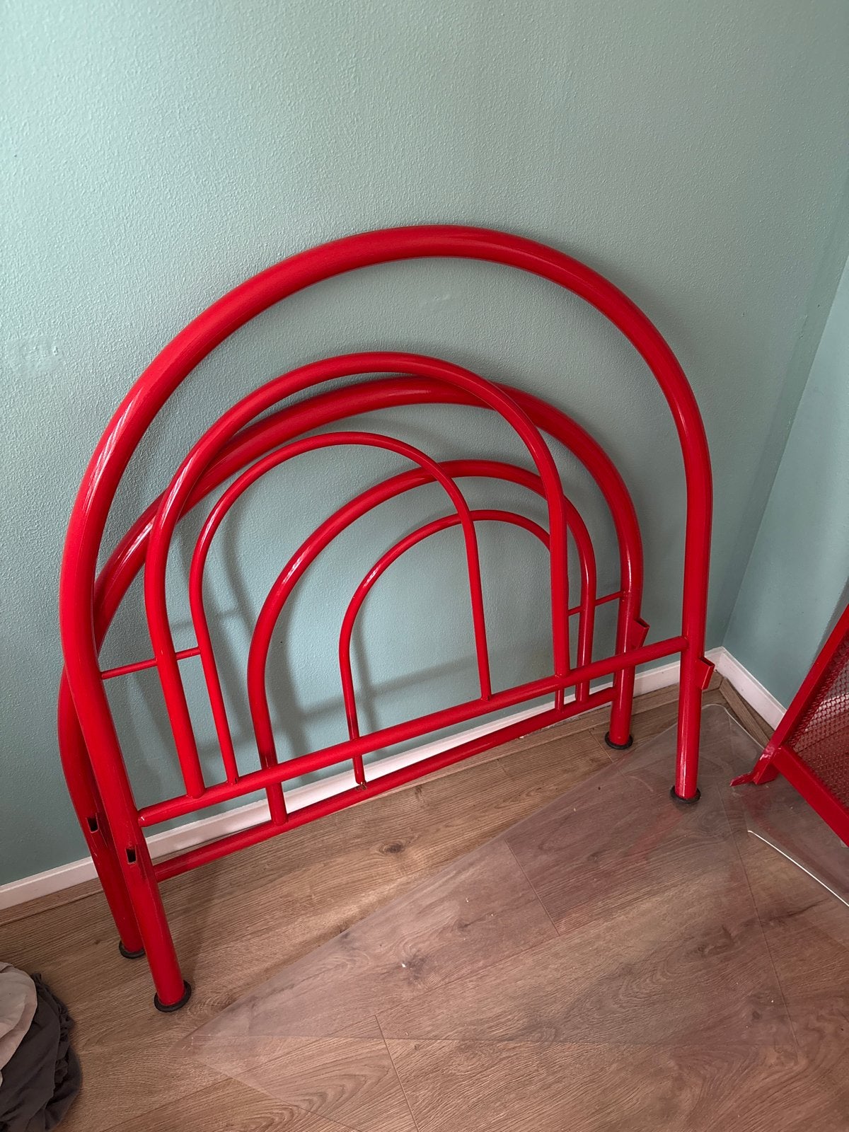 Gratis eenpersoons bedframe - rood metaal, Huis en Inrichting, Slaapkamer | Bedden, Ophalen, Gebruikt, 90 cm, Eenpersoons