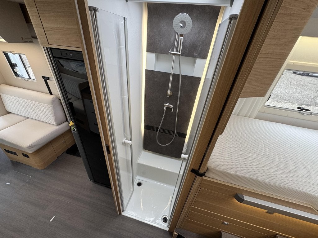 Foto 18 van Adria Matrix Plus 670 DL Automaat Lithium Airco Omvormer