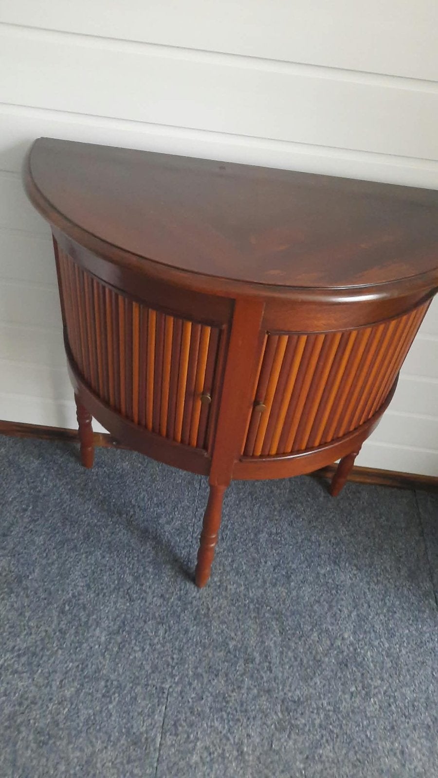 Halfronde sidetable met rolluikdeuren, Antiek en Kunst, Ophalen