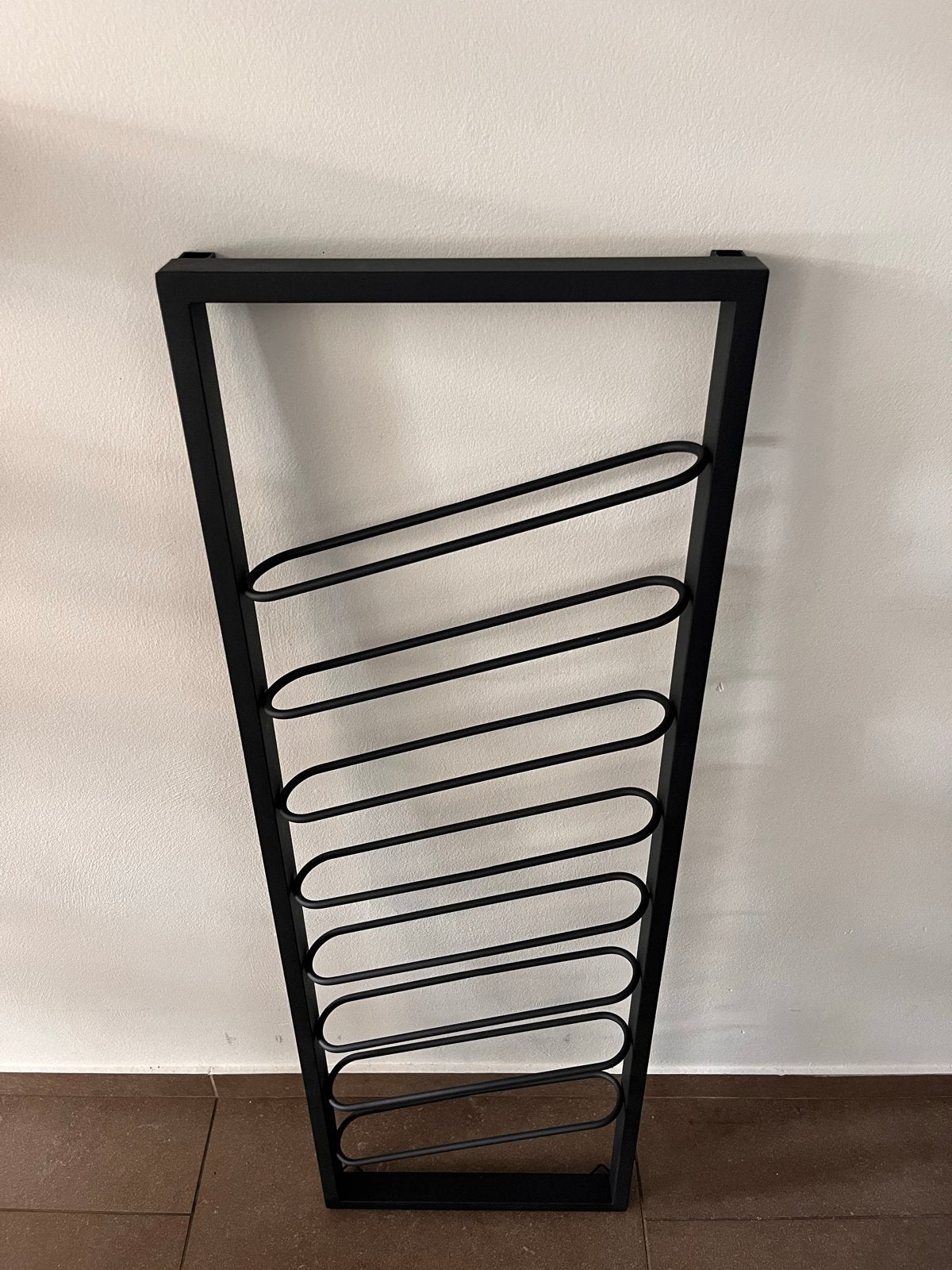 Zwart metalen wijnrek voor aan de muur, Huis en Inrichting, Woonaccessoires | Wijnrekken, Ophalen, 5 tot 15 flessen, Zo goed als nieuw