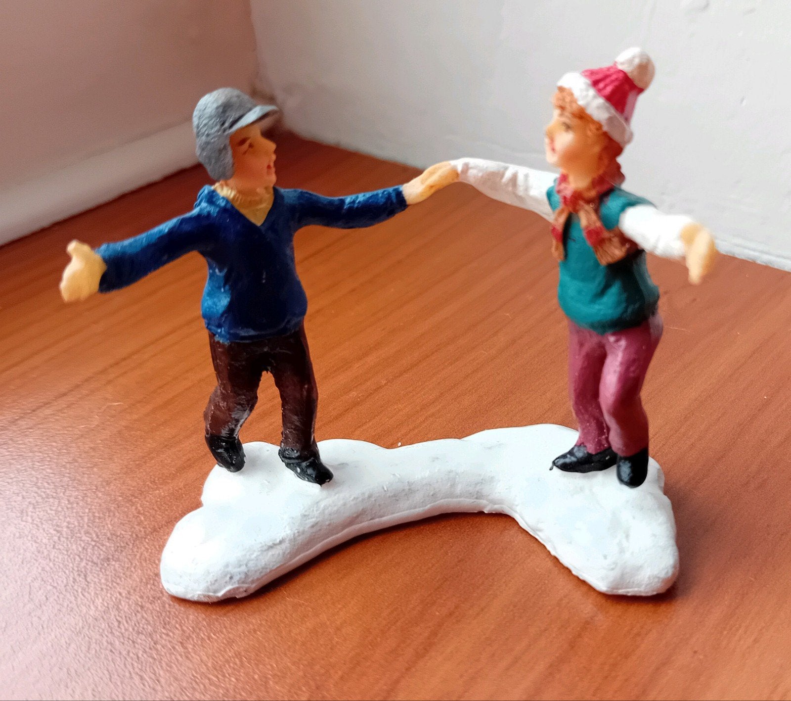 Kerstfiguren dansend stel voor Kerstdorp, Ophalen of Verzenden