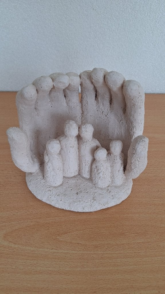 Keramisch handgemaakt beeld van familie in Gods handen, Ophalen, Zo goed als nieuw, Religie