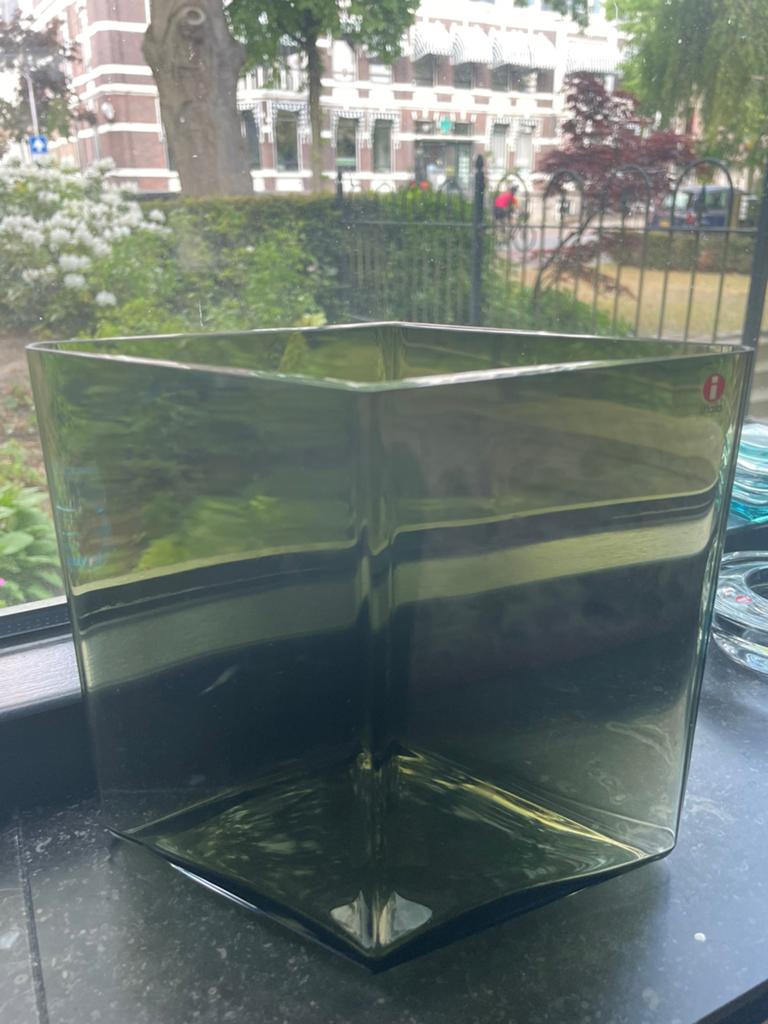Iittala ruutu vaas 205x180 mm mossgreen, Huis en Inrichting, Overige kleuren, Ophalen of Verzenden, Minder dan 50 cm, Glas