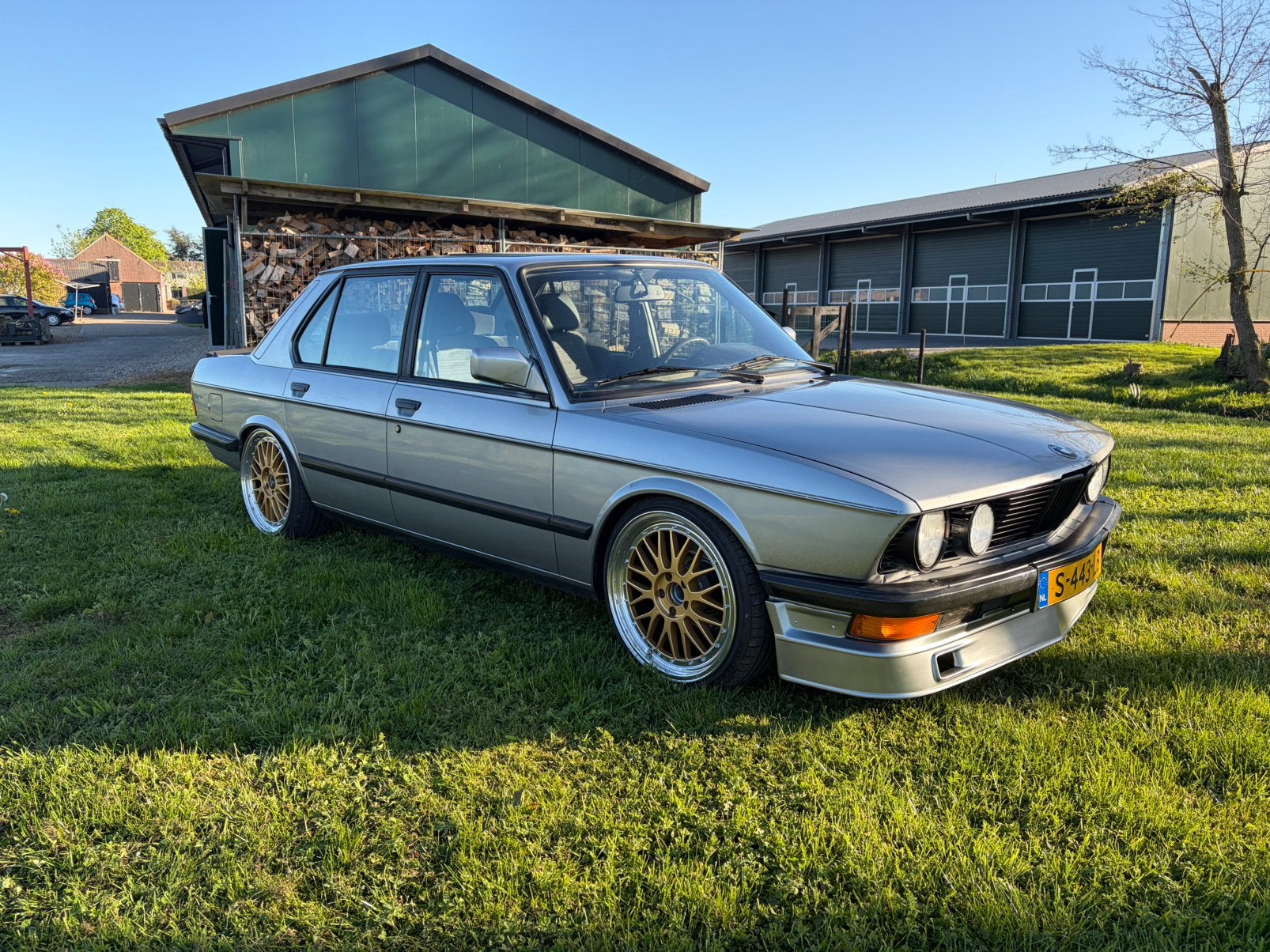 Bmw e28 6-cilinder shadowline 5-serie, Auto's, Achterwielaandrijving, Leder en Stof, Handgeschakeld, Grijs